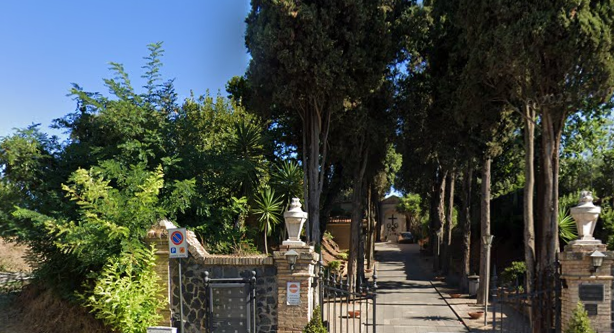 Si infilza al cancello del cimitero ad Anguillara. E’ l’aggressore che martedì ha colpito un uomo in paese