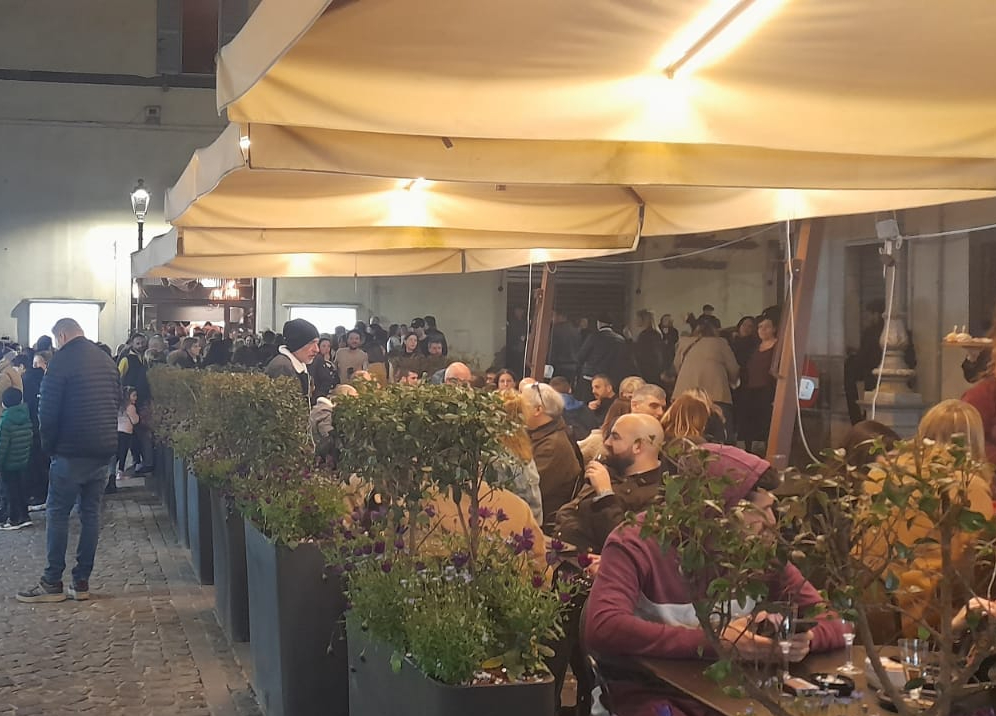 A Bracciano apre “Vita, mangiare, bere, condividere”: in tantissimi all’evento inaugurale del luogo di incontro in via Principe di Napoli