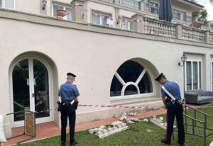 Foto di gruppo alla ringhiera che cede: sei feriti a festa in villa per eventi in via Cassia