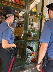 A caccia di vini pregiati armato di sanpietrino saccheggiava locali a Roma