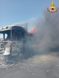 Via Furbara Sasso: camion in fiamme. Chiusa strada