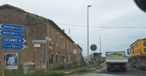 Autobotte si ribalta in via della Stazione di Cesano