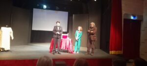 Michela Caruso: mattatrice col calice in mano nella pièce In vino veritas al TMF di Canale Monterano