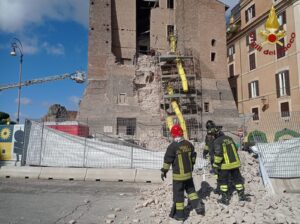 Roma: crollo Torre dei Conti. Proseguono ricerche uomo sotto le macerie