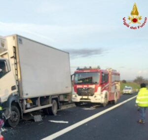 A12: camion impatta su guardrail. Autista ferito gravemente
