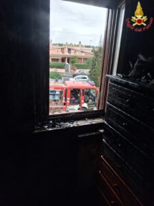 Ladispoli: in fiamme un appartamento. Salvi due cagnolini