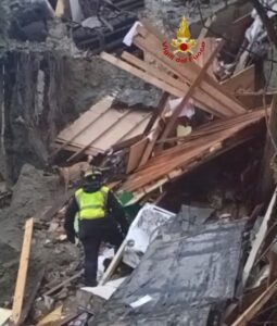 Morlupo: crollo palazzina. Sotto le macerie si cerca un uomo